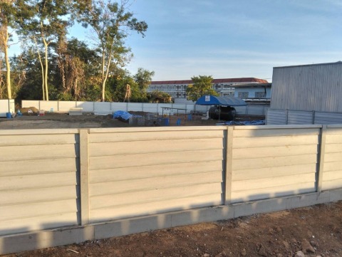 รั้วคอนกรีตสำเร็จรูป